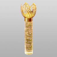 Lámpara Colgante Cilíndrica de Cristal Prismático con Corona Floral Dorada, Elegante Luminaria para Vestíbulo o Escalera