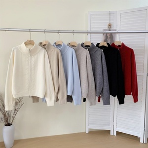 Cardigan <span class=keywords><strong>Femme</strong></span> Col Roulé <span class=keywords><strong>en</strong></span> Maille Côtelée Chaude à Manches Longues avec Double Fermeture Éclair Torsadée, Style Tendance, Couleur et Logo Personnalisables - Product Image 1