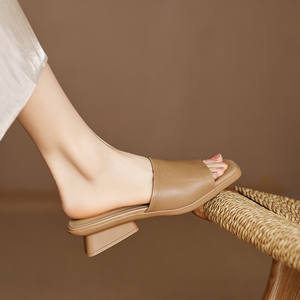 Sandalias de verano nuevas con tacón grueso de piel de oveja suave, fáciles de poner - sencillas y versátiles, chanclas de cuero genuino de punta cuadrada en color liso. - Product Image 6