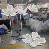 NIKA Décoration de plafond personnalisée pour événements de mariage et salles de banquet, Têtes de fleurs géantes en tissu organza blanc