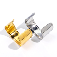 Brazalete de acero inoxidable chapado en oro PVD de 18 quilates para mujer Textura martillada ancha y brazalete de forma irregular con apertura de hueco en V