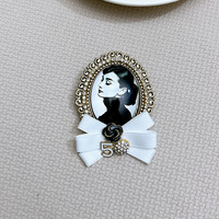 Broche rétro portrait Marilyn Monroe Audrey Hepburn, broche à nœud noir et blanc avec perle pour femme, bijoux