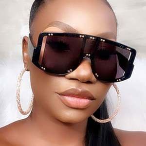 Gafas de Sol Cuadradas con Logotipo Personalizado de Última Moda 2021 para Mujer, Protección UV400, con Remaches, Forma de Escudo, Gafas de Sol Extra Grandes para Mujer - Product Image 2