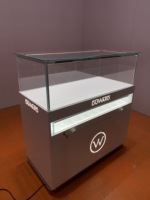 Comptoir de présentation roulant blanc pour magasin de montres avec vitrine en verre, plateaux grillagés et tiroirs verrouillables CE ETL pour boutique de montres