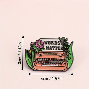Épinglette en émail de <span class=keywords><strong>style</strong></span> vintage - <span class=keywords><strong>machine</strong></span> à écrire, idéale pour les amateurs de rétro et de la mode inspirée de l'écriture - Product Image 4