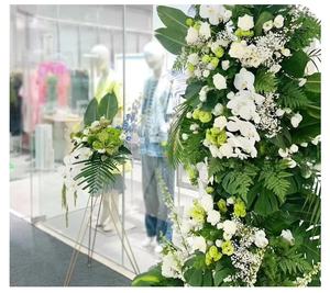 Décoration de plafond de scène de mariage avec fleurs artificielles : roses, lys, marguerites, hortensias, style floqué blanc et vert classique haut de gamme - Product Image 6