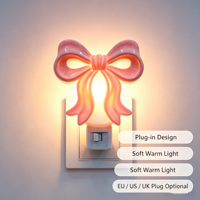 Veilleuse LED quotidienne en silicone rose mignon avec nœud romantique, lumière blanche chaude douce à brancher, décoration de chambre, cadeau pour elle