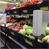Rouleau de sacs en polyéthylène (PE) transparents de qualité alimentaire pour l'emballage continu sous vide des légumes et fruits, idéal pour les supermarchés et les épiceries.