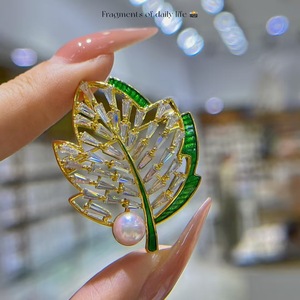 Broche de Perla de Mar con Hoja de Arce Otoñal, Joyería de Lujo Akoya con Pulsera de Flores en el Pecho, Broches con Patrón Numérico - Product Image 1