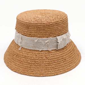 Chapeau de soleil tendance personnalisé en raphia naturel, forme bob avec ruban effiloché, pour femmes, protection solaire estivale - Product Image 2