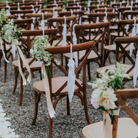 Chaises de mariage durables de style fermier classique en résine imitation bois de châtaigne à dossier croisé pour événements extérieurs, banquets et traiteurs