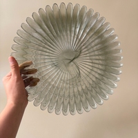 Le fabricant propose un ensemble de plaques en verre transparent à bords épais de haute qualité, des chargeurs en cristal à nervures verticales sans plomb