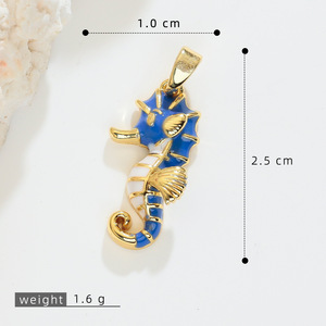 Breloques Hippocampe Rayé Bleu Émail HD488, Pendentif Hippocampe Bicolore avec Perle, Breloques Couronne Océanique Incrustées de Zirconium pour Femme, Vente en Gros - Product Image 6