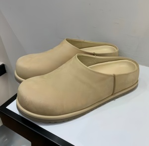 Zapatos UGG tipo botín con cubierta para el talón - Calzado informal de una pieza en cuero de papel de lija para uso diario y ocio - Product Image 1