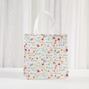 Collection de sacs cadeaux pour la célébration de l'Eid, 4 designs élégants en blanc ornés de détails dorés scintillants représentant des châteaux et des fleurs, Ramadan - Product Image 2