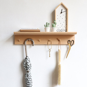 Étagère murale en bois massif, style nordique, étagère murale d'entrée avec panneaux perforés pour manteaux et chapeaux. - Product Image 3