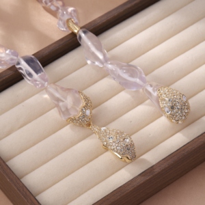 Collar de Lujo con Colgante Grande en Forma de Y, Chapado en Oro, con Cristales Transparentes Irregulares de Resina Lucite - Product Image 6