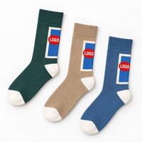 Chaussettes vertes mi-mollet personnalisées, bout et talon contrastants blancs, motif imprimé rouge et bleu, design sur mesure, marque privée disponible pour les entreprises