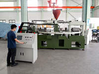 Machine de moulage par injection rotative monocouleur à 18 stations avec soufflage d'air pour la fabrication de semelles de pantoufles et de sandales