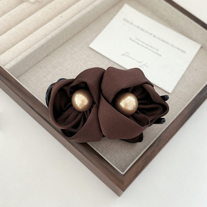 2026 Nuevo Diseño de Nicho Popular Serie Oscura Lazo para el Cabello con Forma de Rosa de Perlas Accesorio para el Cabello de Mujer Tocado de Moda Venta al por Mayor - Product Image 4