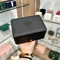 Best-seller Boîte à bijoux brodée en cuir PU 3 couches personnalisée avec logo, bouton de grande capacité, design exclusif