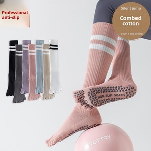 Chaussettes de yoga et de Pilates longues à rayures en coton peigné sans couture pour femmes, antidérapantes, professionnelles, pour le sport et le fitness - Product Image 4
