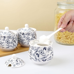 Zuccheriera in Ceramica Blu e Bianca con Motivi Floreali, Coperchio, Cucchiaio e Vassoio, <span class=keywords><strong>Set</strong></span> di 3 Contenitori per Caffè, Zucchero e Sale, Barattolo da Cucina da 260ml - Product Image 4