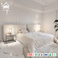 Splendide lit capitonné crème avec tête de lit motif harlan et diamant, mobilier sur mesure complet pour toute la maison, table de chevet miroir pour villa et hôtel