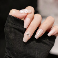 Faux ongles à presser forme cercueil moyenne, romantiques, minimalistes, élégants, blanc nacré, motif fleur cœur et strass