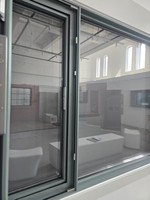 Fenêtre à battant moderne en alliage d'aluminium à rupture de pont thermique, ouverture vers l'intérieur, poignée dissimulée, moustiquaire en acier inoxydable, verre Low-E, pour cuisine