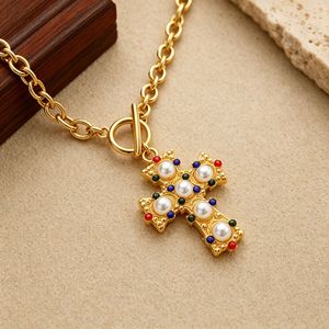 Collana con Ciondolo Crocifisso Intagliato in Acciaio Inossidabile Stile Retrò con Zirconia Colorata e Perle Finte, Gioielli Impilabili per Donne - Product Image 3
