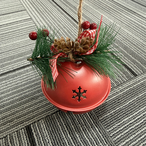 Grands grelots de Noël décoratifs en métal rouge et blanc de 90 mm avec pomme de pin et ruban - Product Image 5
