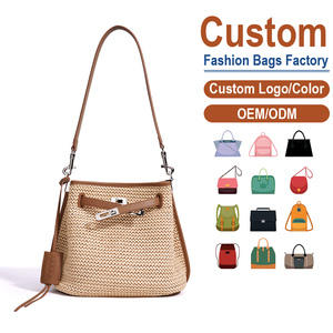 Sac seau en raphia tressé avec garniture en cuir, fermeture à loquet, fabrication OEM/ODM sur mesure, sac à bandoulière pour les vacances d'été - Product Image 1