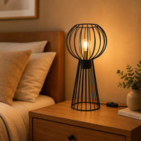 Lampu Meja LED Desain Baru dengan Soket dan Rangka Logam Hitam, Lampu Baca Dekoratif Interior untuk Ruang Makan dan Kamar Tidur