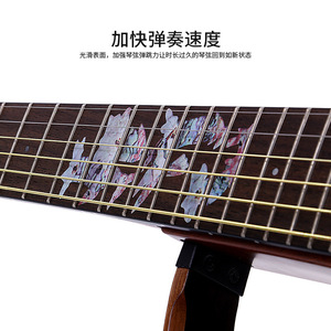 Limpiador de cuerdas de plástico TCM para guitarra e instrumentos de cuerda con aplicador de madera y paño de limpieza en lata dorada - Cuidado práctico - Product Image 3