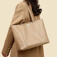 Sac à bandoulière élégant en cuir vegan grainé pour femme, grande capacité, sac fourre-tout pour ordinateur portable 14 pouces avec poche arrière intégrée