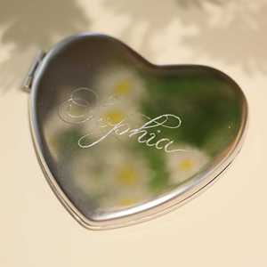 Miroir de maquillage personnalisé en argent en forme de cœur, sculpté à la main, cadeau pour demoiselle d'honneur, cadeau pour la Saint-Valentin - Product Image 3