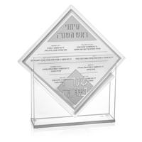 Table de Rosh Hashanah personnalisée en usine acrylique avec cet ensemble de cartes Simanim en diamant. Présentant des cartes en forme de diamant dans un support