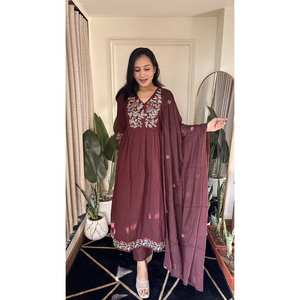 Ensemble de costume Anarkali tendance et élégant pour femmes avec un magnifique motif imprimé de fleurs, vêtements de fête de mariage - Vente en gros de costumes indiens pakistanais - Product Image 1