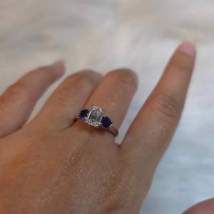 Bague de fiançailles pour femme en or 14 carats plaqué rhodium vintage avec diamant de laboratoire de 1,60 ct et saphir bleu, taille émeraude, 3 pierres - Product Image 2