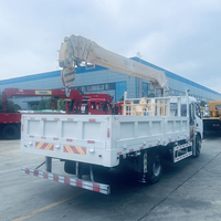 Grue de camion Dongfeng à châssis standard d'exportation, 7 tonnes, 5 sections, bras télescopique à grande hauteur de levage pour les marchés étrangers