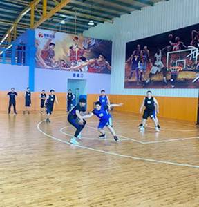 Plancher de terrain de <span class=keywords><strong>basket</strong></span> flottant fixe FIBA de haute qualité Plancher en bois de sport en érable dur brillant Parquet en PVC Revêtement de sol en WPC - Product Image 2