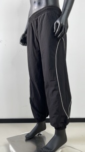 Pantaloni Sportivi da Corsa Oversize Personalizzati di Alta Qualità con Stampa Riflettente in Nylon per Uomo - Product Image 3