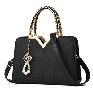 Venta al por mayor de fábrica: Bolsos tote estructurados retro europeos/americanos para mujer, otoño 2023, de PU con correa de cadena y cierre de cremallera, grandes. - Product Image 1