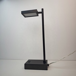 Chambre Hampton Inn Hilton <span class=keywords><strong>Kinetic</strong></span> Scheme Studio avec bureau LED rotatif en fer noir alimenté par courant alternatif, 1 lit king-size, 2 lits queen-size, et table de lecture - Product Image 5