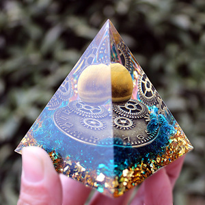 Horloge décorative en résine époxy cristal, forme pyramide, engrenage, verre bleu, triangle, décoration de bureau, style contemporain pour salon - Product Image 3