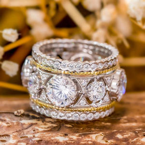 Anello in Oro Bianco con Diamanti T0733, Taglio Brillante Naturale Rotondo, Colore D, Pietra Principale e Pietre Laterali per Matrimonio Femminile - Product Image 1