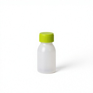 Botella de Plástico PP Blanca con Tapa de Rosca Verde, Forma Cilíndrica, para Uso en Cuidado Personal - Product Image 1