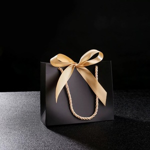 Logo ve kolları ile çevre dostu toptan özel kağıt hediye çantası - Product Image 4