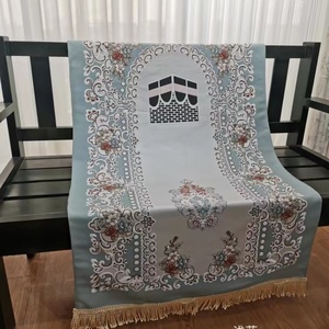 Alfombra de oración islámica YASEEN de poliéster con diseño floral bordado estilo cielo, engrosada y con base antideslizante. - Product Image 1